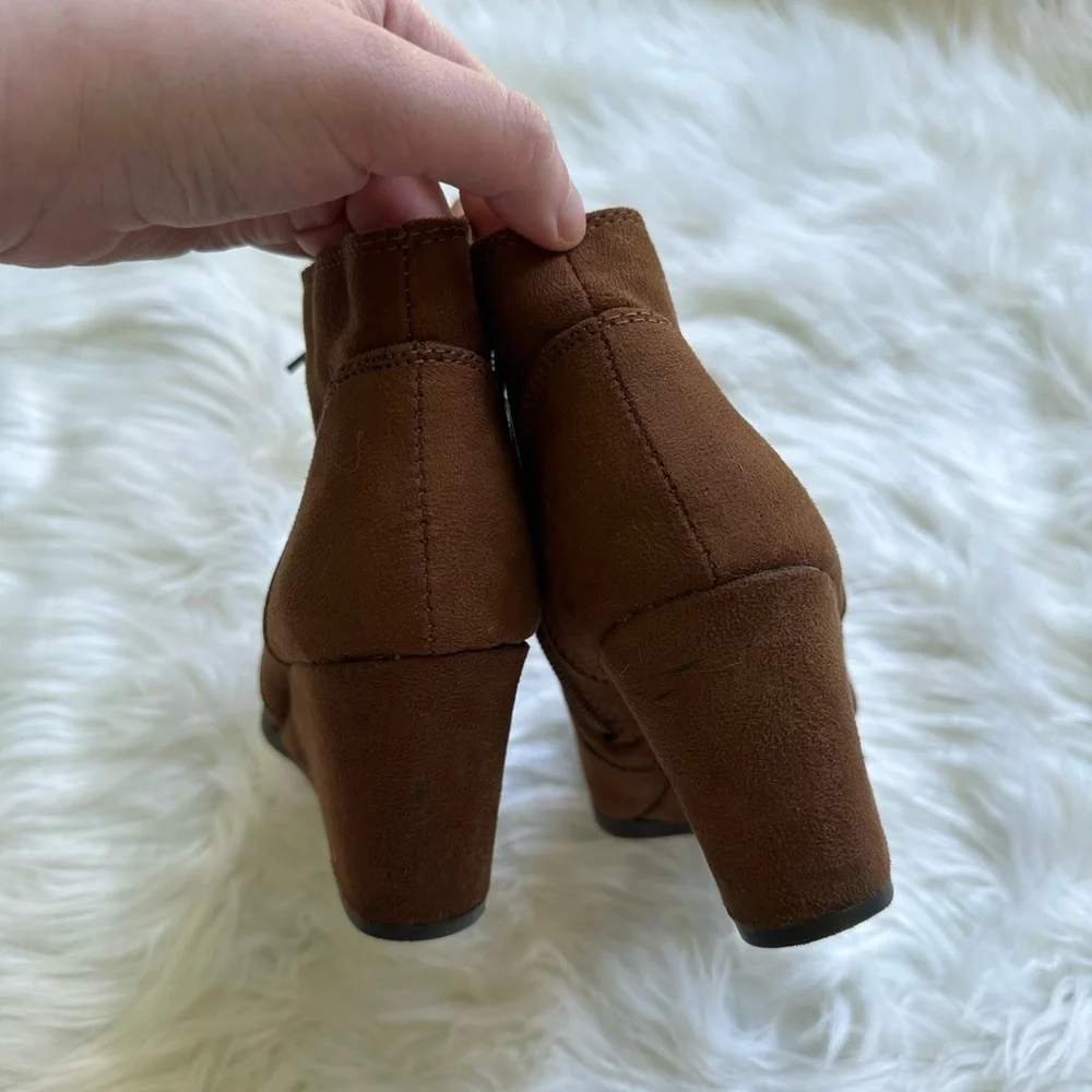 American Rag size 8 faux suede tan wedge heel booties cute